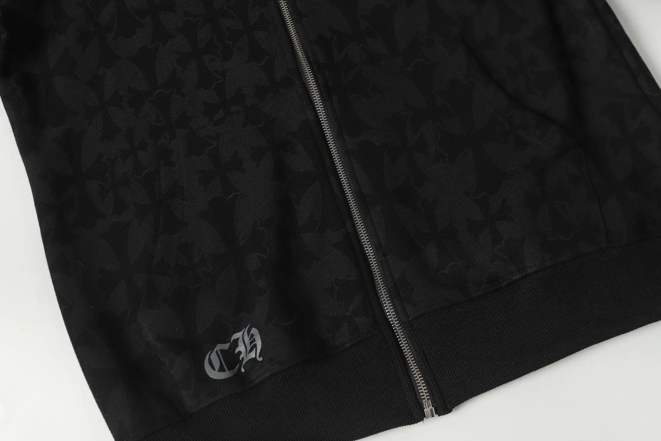 P290 K03 model This model is different from the k20 printing cross-border model. If you are pursuing quality, please do not place an order - Chrome Hearts/Chrome Hearts Sanskrit dark pattern all-over printed cross ✝️ Printed zipper sweatshirt cardigan jacket - High weight, high density and high quality. The wool is soft, delicate and skin-friendly. Soft and silky to the touch. Excellent warmth and skin-friendly properties - Custom-woven and custom-dyed, no color difference, no matter the fabric or workmanship details, beat the ordinary version on the market. -Hardware zipper accessories are all customized with full details -Colour: black -Size: S M L XL